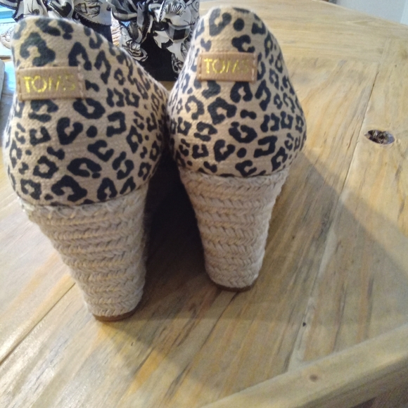 Tom's Michelle Size 10W Peep-Toe Leopard Print 3" Wedge Espadrilles - Picture 5 of 7